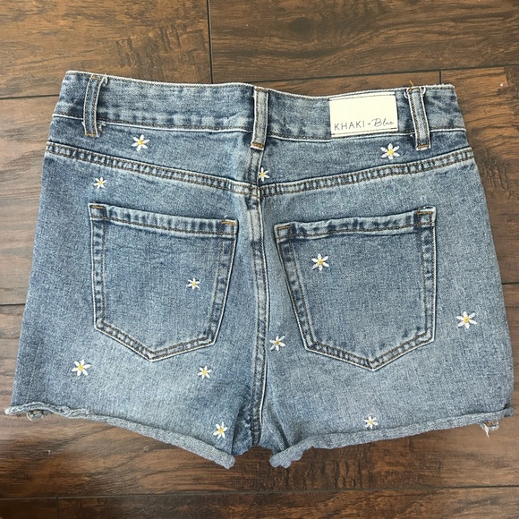 KHAKI & BLUE high-waisted stretch denim shorts with raw hem and white daisies - Picture 2 of 9